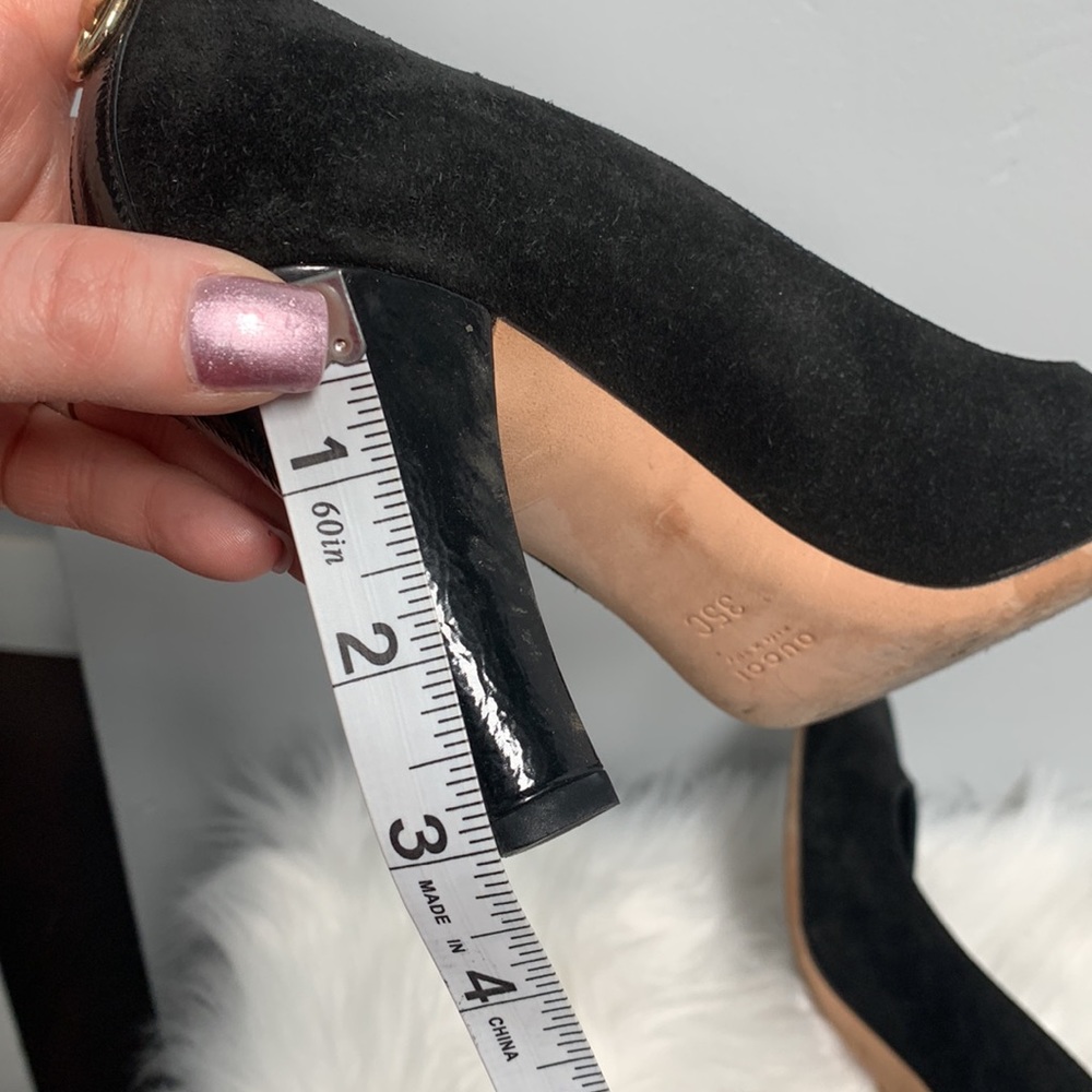 Authentic Gucci black suede pumps with gold decal - Picture 16 of 17